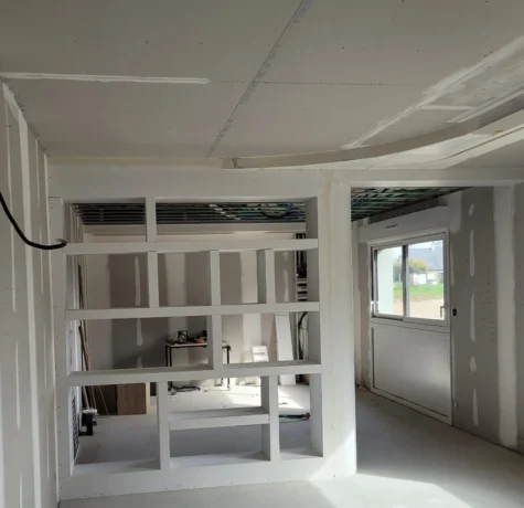 Travaux de plâtrerie dans les nouveaux locaux de l'entreprise jeudy