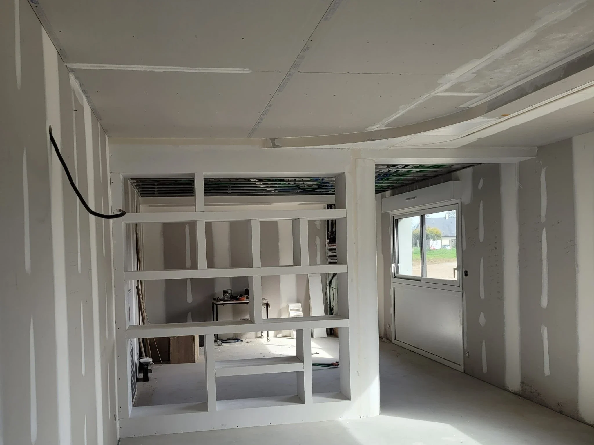 Travaux de plâtrerie dans les nouveaux locaux de l'entreprise jeudy