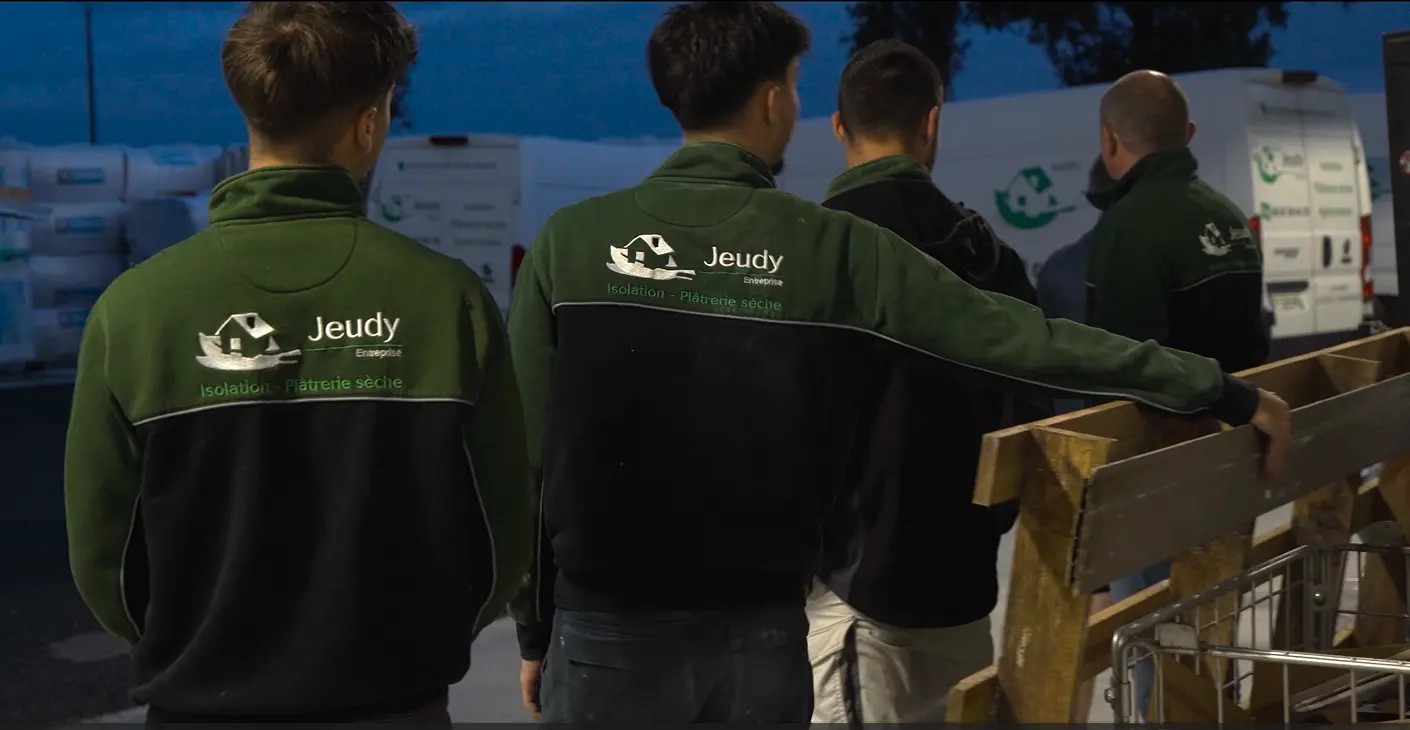 Des employés de l'entreprise jeudy devant les camions avant d'aller en chantier